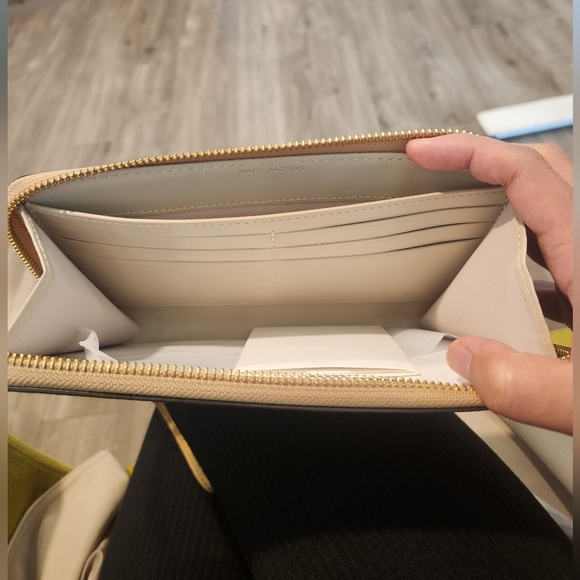 Marc Jacobs Pebbled Leather Large Wristlet Wallet Ice coffe NWT. - Picture 8 of 8